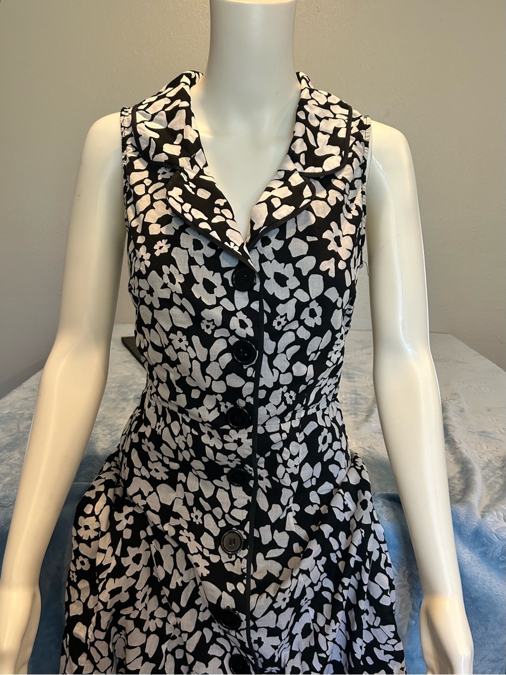 Mlle Gabrielle Black & White Floral Sleeveless Midi Dress - Size Small